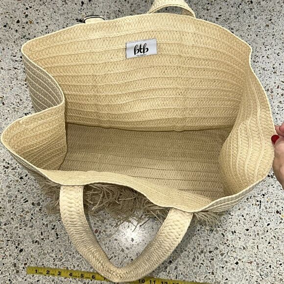 NWT Beyond The Beach BTB JoJo raffia woven straw fringe tote beach bag natural - Picture 4 of 5